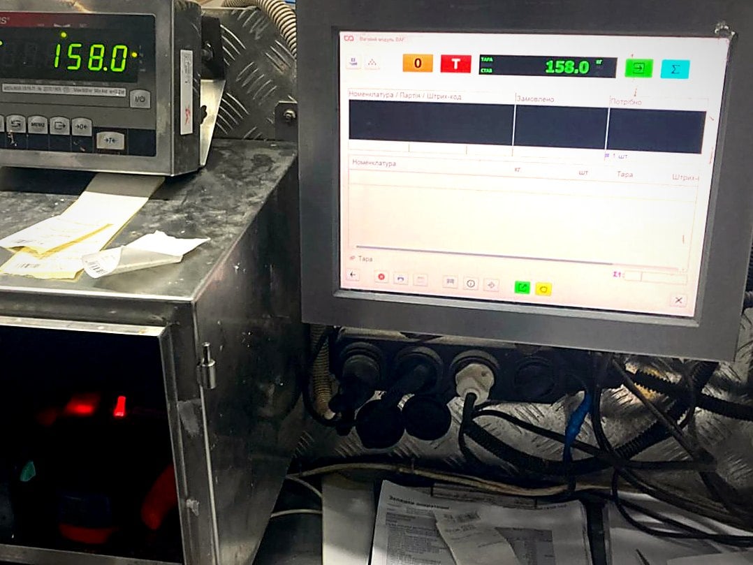 Ваговий індикатор AXIS та екран WAF на робочому місці оператора